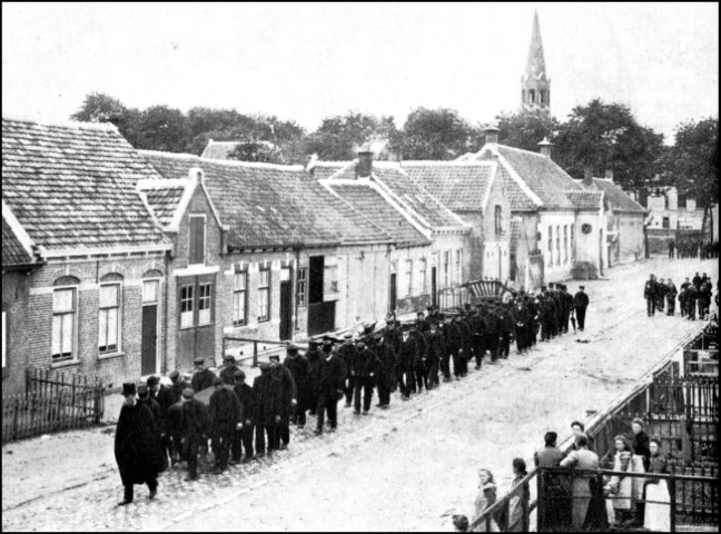 Afb. 11 Begrafenisstoet 1906