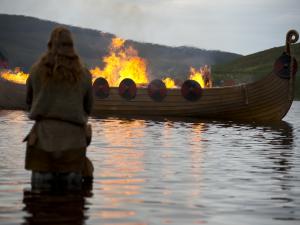 vikingen cremeerden al - met een schip naar Walhalla