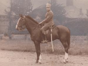 Jan Frederik de Jonge als soldaat, zittend op een paard